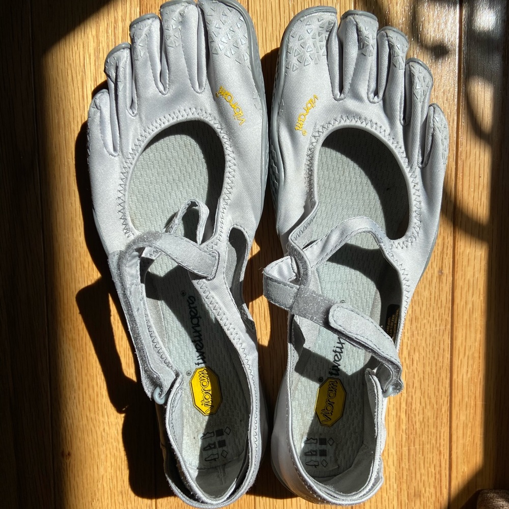 NWOT Silver Vibram V-Souls, EU 40